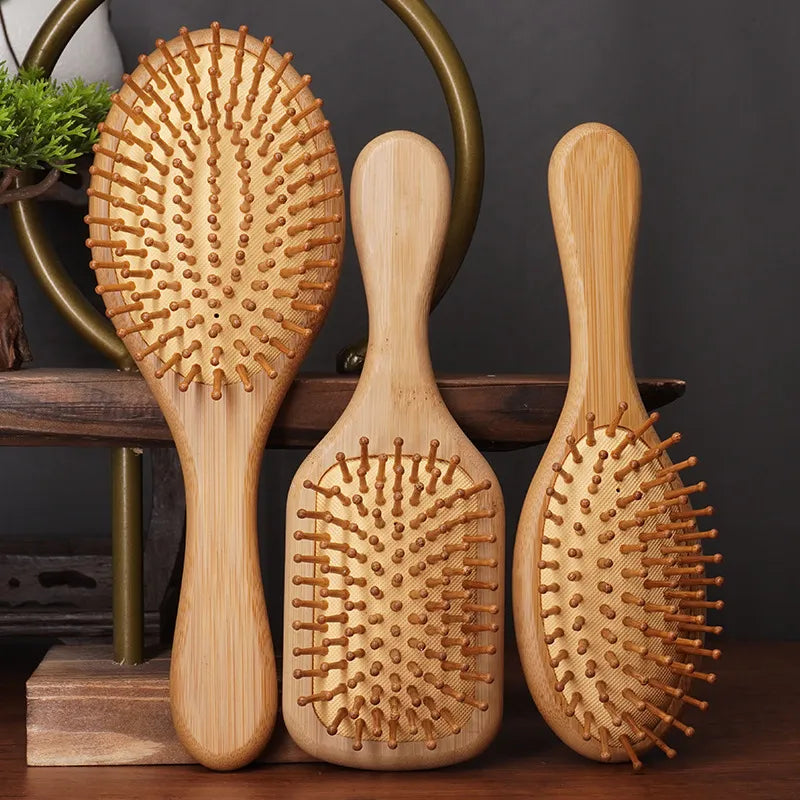 Cepillo para cabello de bambú PureEdge, diseño ecológico y natural, con cerdas suaves para peinar cabello de manera delicada.