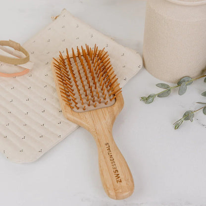 Cepillo de cabello de bambú PureEdge, natural y ecológico, con cerdas suaves para peinar el cabello con cuidado y estilo.
