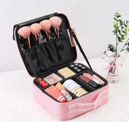 Bolsa de almacenamiento para belleza de mujer PureEdge, con compartimentos y diseño compacto para organizar productos de belleza.