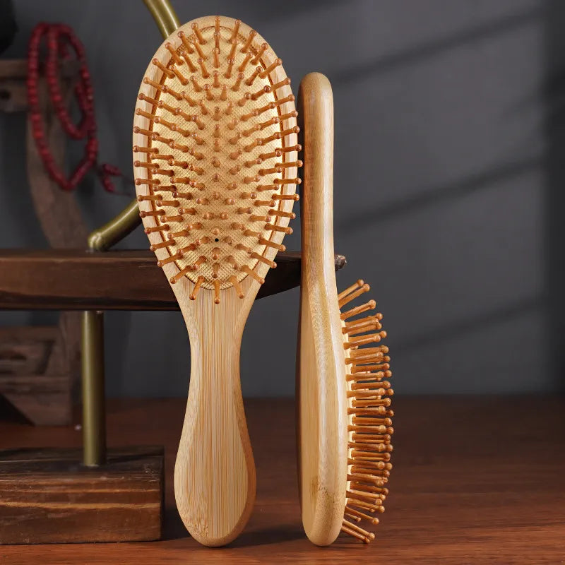 Cepillo para cabello de bambú PureEdge, natural y ecológico, con cerdas suaves para peinar cabello de manera delicada.
