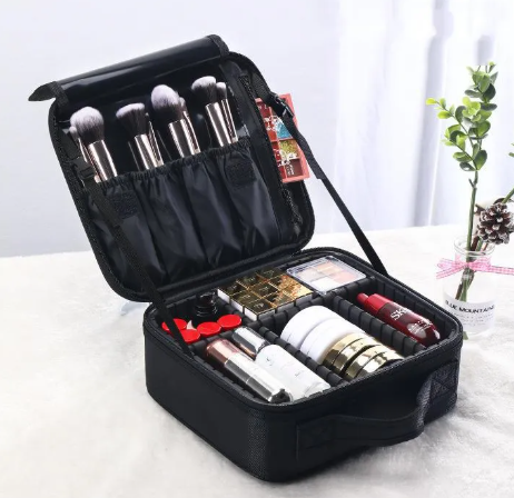 Bolsa de almacenamiento para belleza de mujer PureEdge, con compartimentos para organizar productos de cuidado personal.
