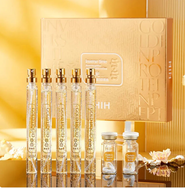 Suero reafirmante Golden Radiance de PureEdge en botella con gotero, con fórmula luminosa y nutritiva para la piel.